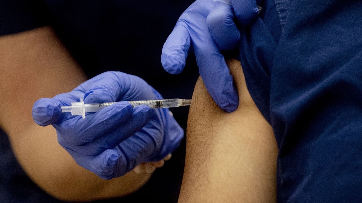 Lékaři: Před očkováním není třeba test. Nakaženému vakcína neublíží